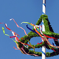 Aufstellen des Maibaums