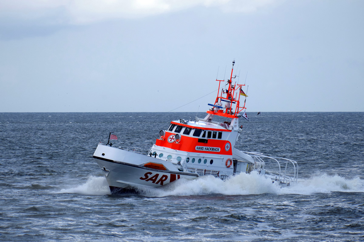 Im Einsatz für ein schwer verletztes Besatzungsmitglied auf einer Fähre: der Seenotrettungskreuzer HANS HACKMACK. Archivfoto: Die Seenotretter – DGzRS / Eyk Sährig